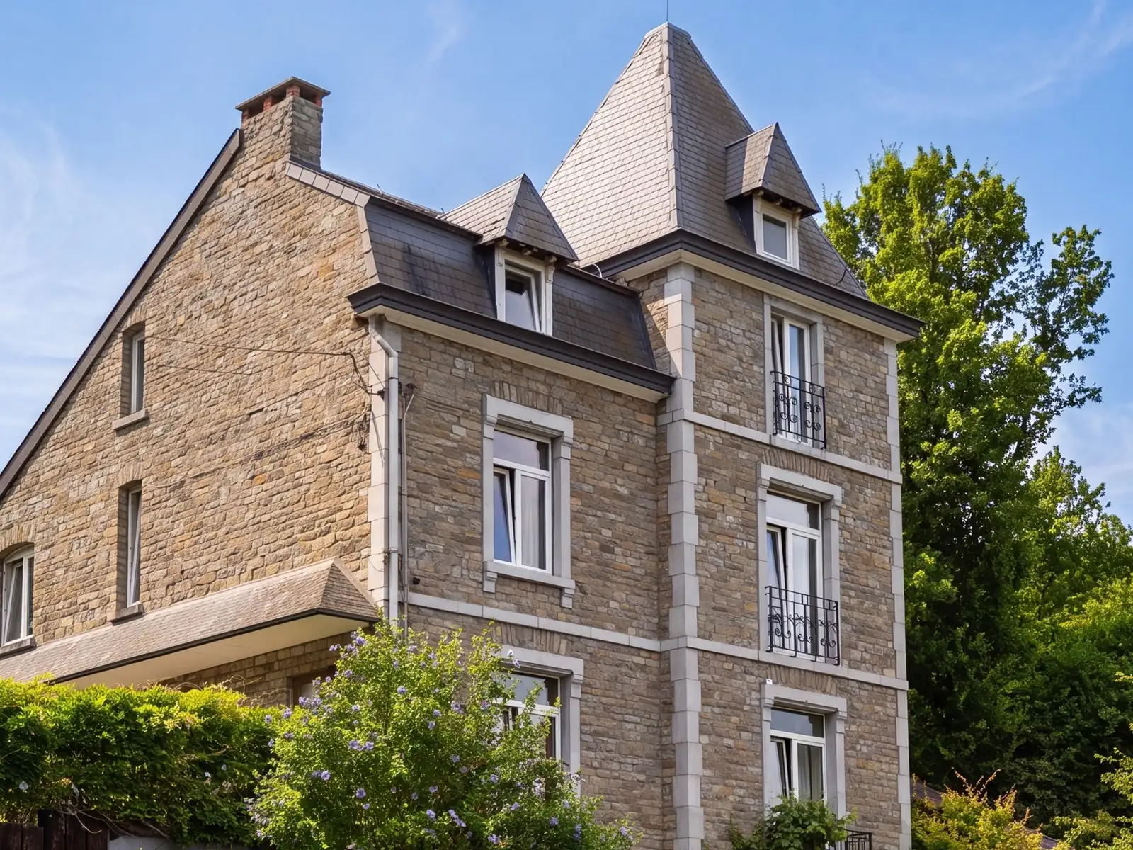Maison de maître en pierre du pays à tourelle et croupes d'ardoise, Comblain-la-Tour