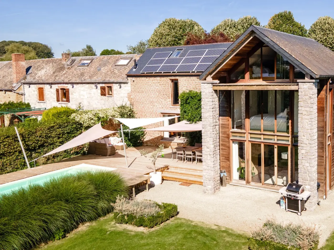 Pignon entièrement vitré et terrasse d'une ferme restaurée, Ohey