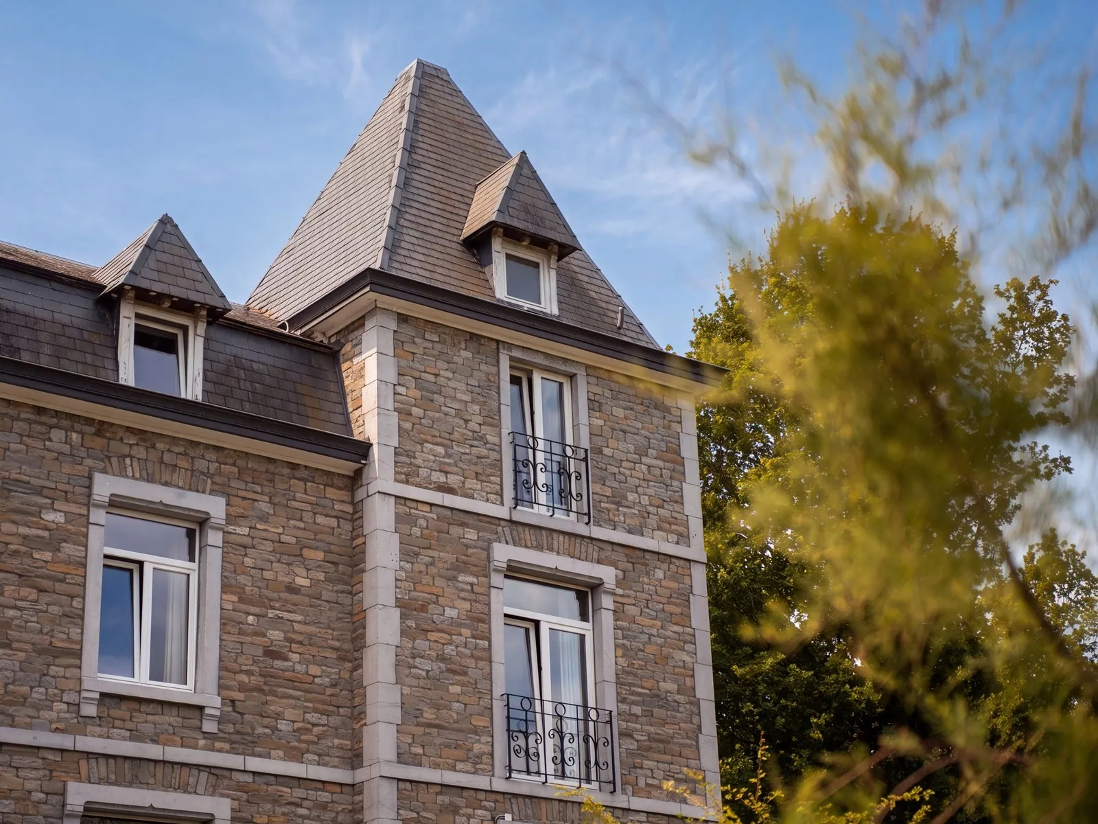 Tourelle à flèche d'ardoise et moellons de grès, maison de maître en Province de Liège