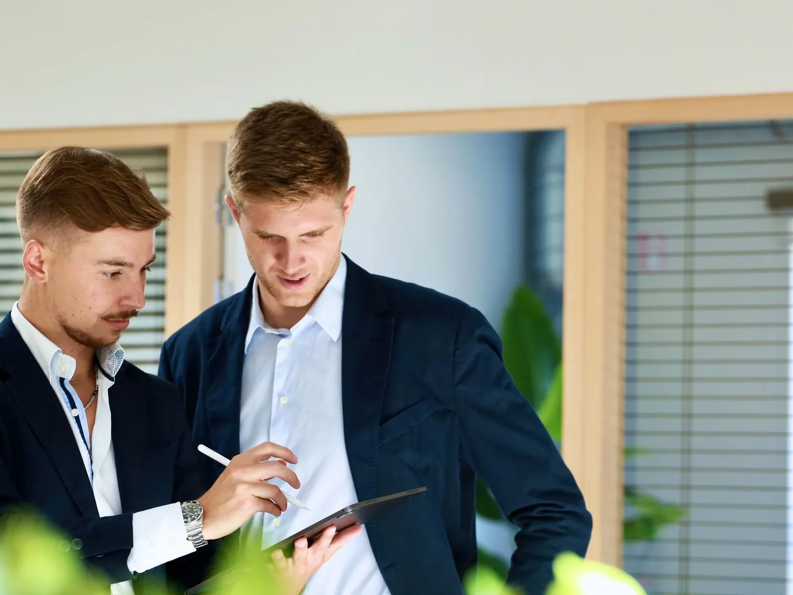 Les fondateurs de YOUHOME en discussion autour d'une tablette